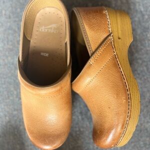 Dansko clogs WIDE width size 38 Distressed Honey